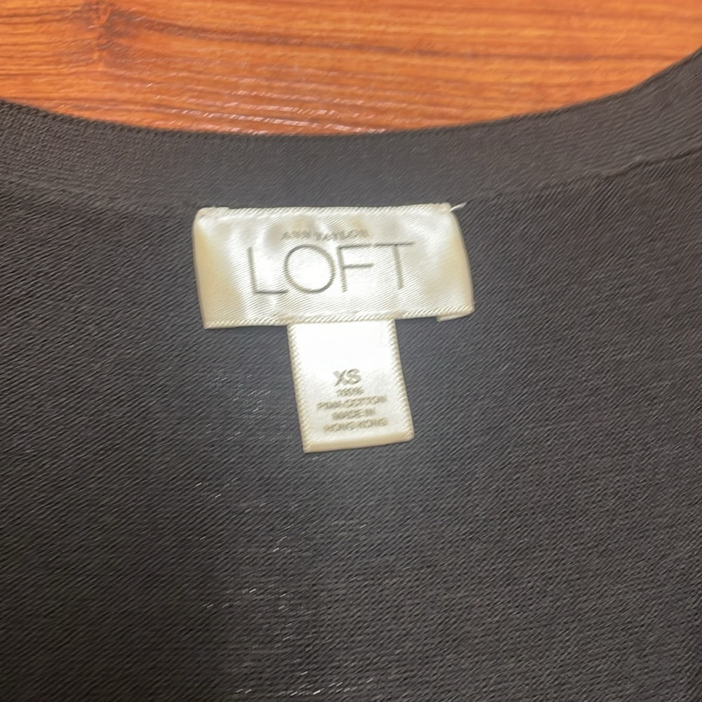 Ann Taylor Loft Sleeveless Black V-Neck Sleeveless Top/Vest size‎ XS - Picture 3 of 4